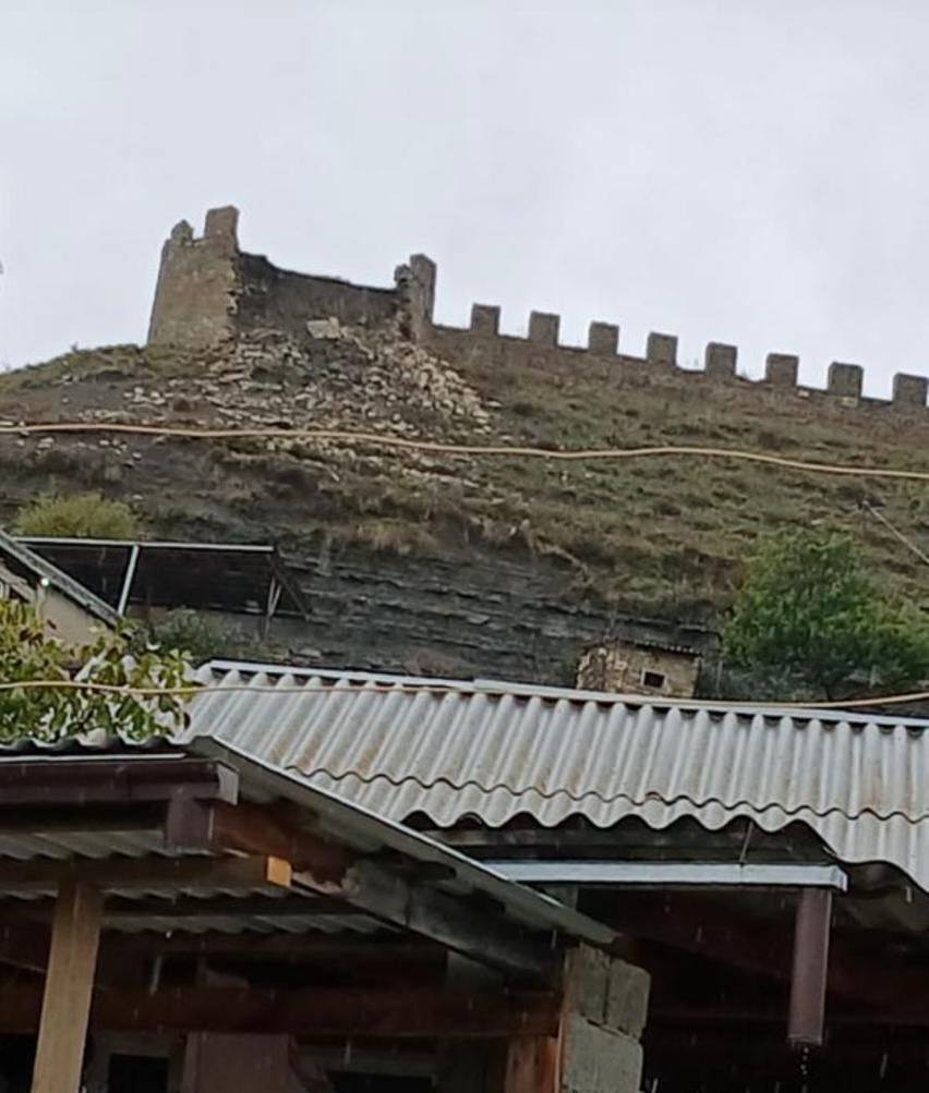 Мощный ливень разрушил древнюю крепостную стену в Дагестане Участок каменной кладки которая была возведена в XVI XVIII веках рухнул в селе Кумух Старинная цитадель попросту не выдержала напора стихии Мы обязательно приложим все усилия для ее скорейшего восстановления пообещал глава района Подпишитесь на Абзац Добавьте Абзац в ленту Дзена