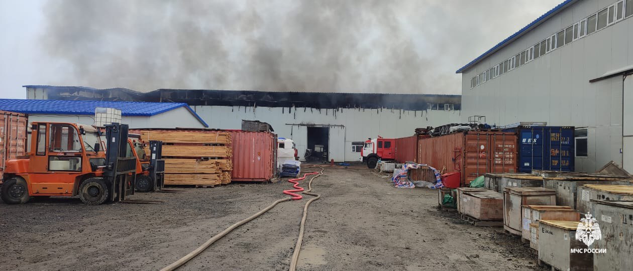Горел склад монтажной пены В Комсомольске утром горел склад на площади 1500 квадратных метров. Пожар начался с крыши. В 11:20 пожарные его локализовали. Пострадавших нет, причины выясняются. Подписаться Прислать новость