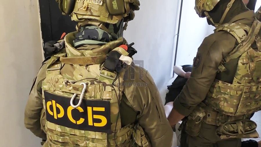 В Крымске задержали местного жителя за поддержку терроризма! Мужчина рисовал в общественных местах всякие картинки, которые оправдывают терроризм. Как выяснилось, художеством он занимался по указке своего куратора из соцсетей. ФСБ быстро вычислила и задержала "художника". Сейчас он сидит в СИЗО, а следователи собирают доказательства. Ему грозит до 20 лет колонии за участие в террористической организации.