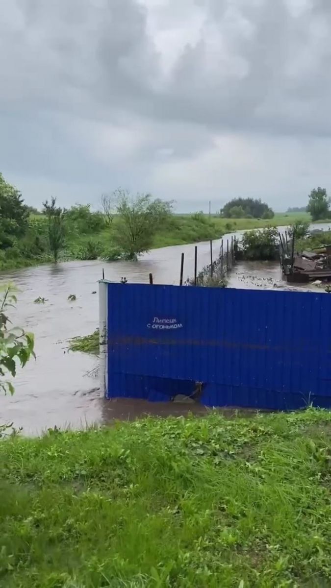 Ливень затопил липецкое село: люди не могут выйти из своих домов После дождя в селе Буховое Чаплыгинского района размыло дорогу. Впрочем, не только дорогу – по колено в воде оказались огороды. ↗ Прислать новость Подписаться