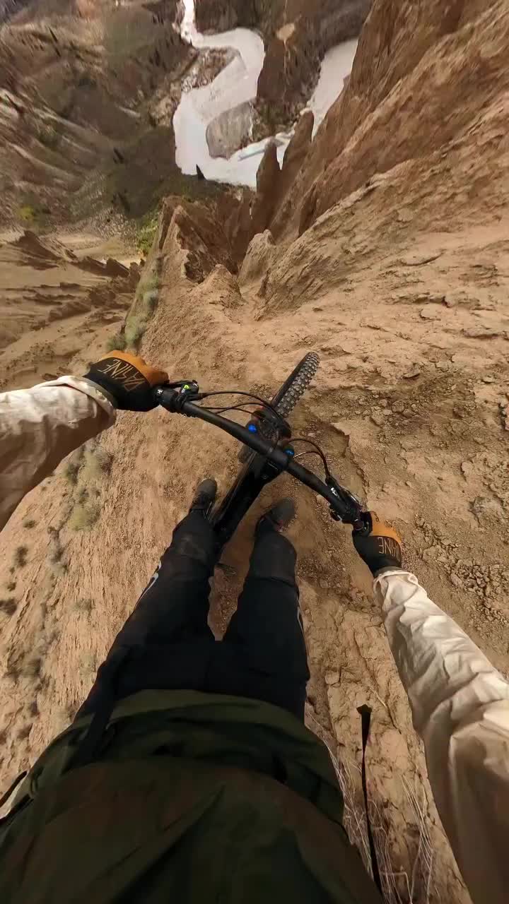 Фрирайдер Альваро Пенадес преодолел опасный склон в Канаде