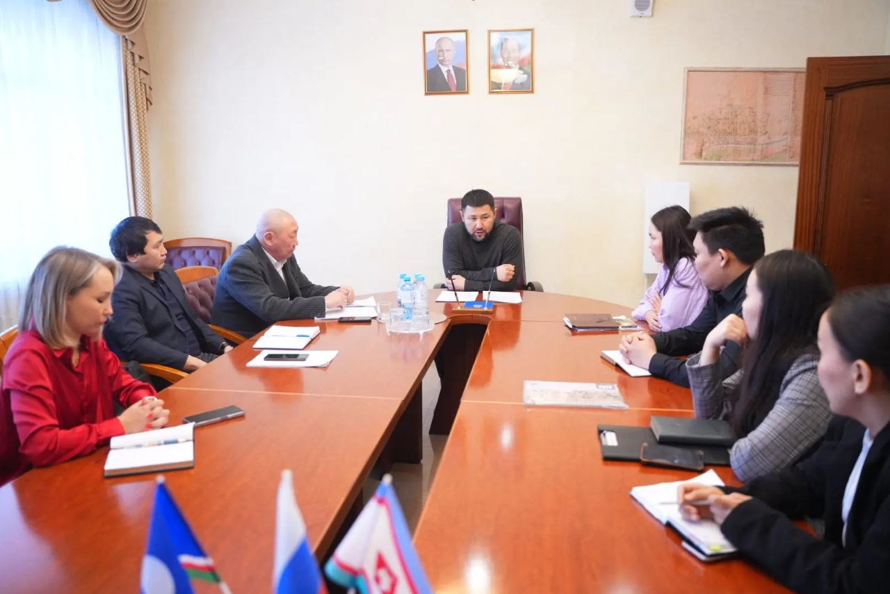 Провел установочную встречу с сотрудниками нового отдела жилищного надзора Подразделение уже начало работать в составе обновленного Управления муниципальных инспекций Как я уже сообщал с этого года государственные полномочия в сфере контроля за деятельностью управляющих компаний МКД переданы от Управления государственного и жилищного надзора РС Я городу Теперь в случае поступления жалобы от жителей на системную неудовлетворительную работу УК хроническое неисполнение заявок или другие серьезные проблемы на проверки будут выезжать инспектора отдела жилищного надзора Пообщался с новыми сотрудниками все они перешли к нам на муниципальную службу из УГСЖН РС Я Поставил задачу наладить конструктивную работу с жителями и управляющими компаниями в интересах жильцов Люди платят немалые деньги управляющим компаниями и вправе требовать от них нормальной работы чистоты во дворах и в подъездах уборки и вывоза снега своевременного текущего ремонта и элементарной вежливости при общении с жильцами На этой неделе планируем встречу с участием руководителей управляющих компаний Якутска обсудим совместную работу в новых условиях ЖилищныйНадзор УправляющиеКомпании