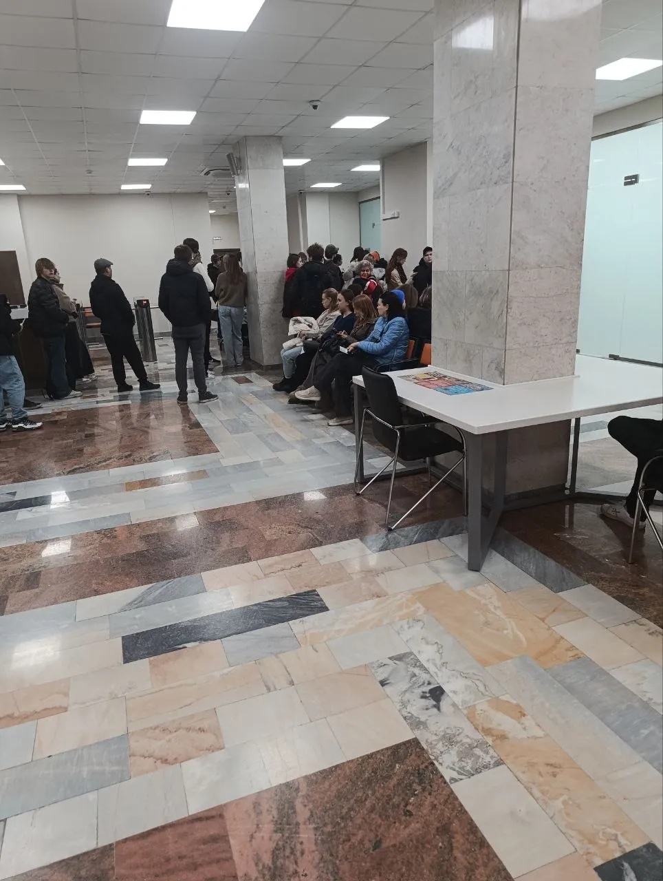 Почти полторы сотни зайцев отловили контролеры в общественном транспорте Екатеринбурга на прошлой неделе Сегодня часть из них пришла на комиссию в мэрию Очень много молодых людей которые очень жалеют что они не школьники и не могут ездить бесплатно Но dura lex sed lex