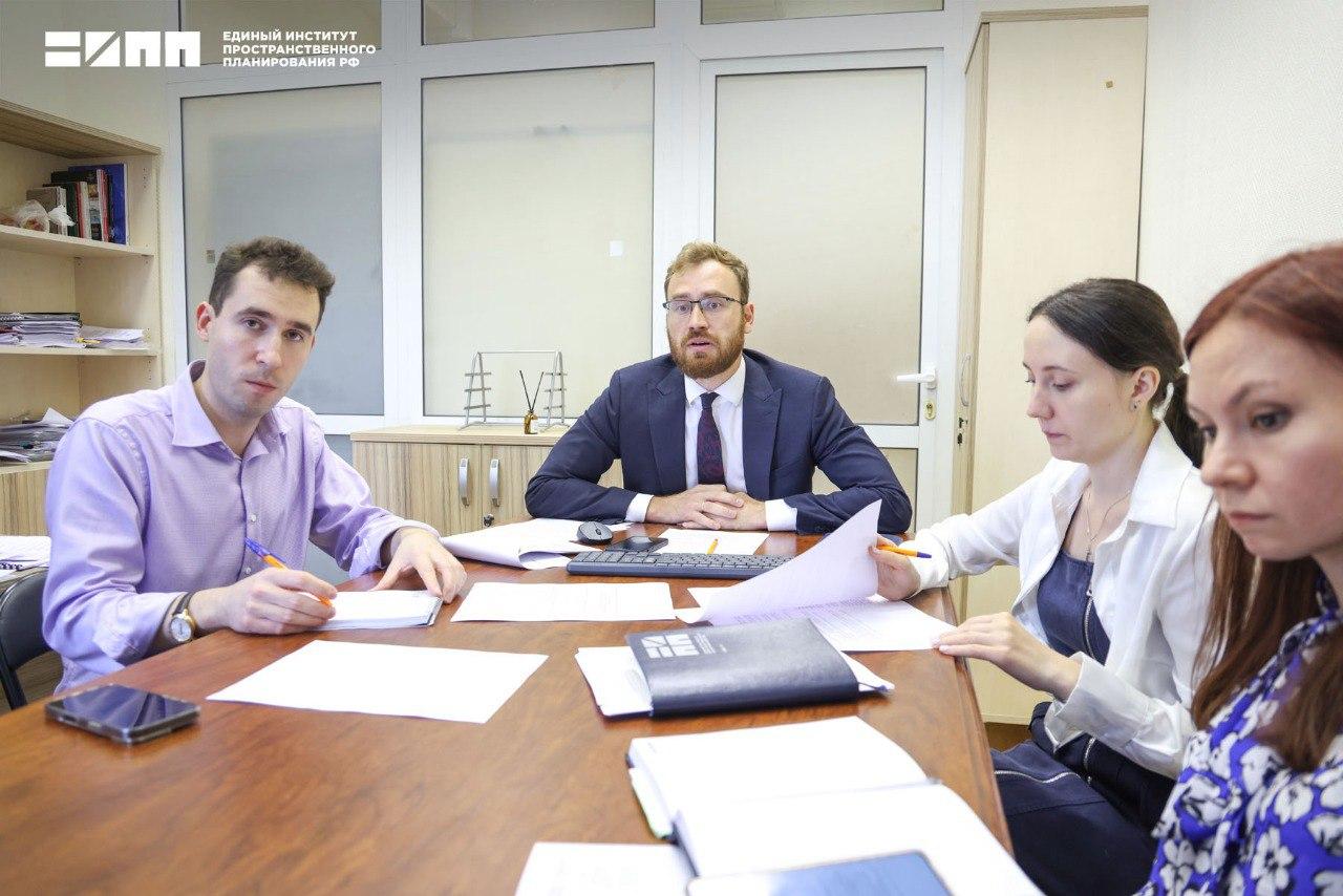 Социально-экономическое развитие Генического и Чаплинского муниципальных округов обсудили с главами администраций Главе Генического муниципального округа Юлии Семякиной и главе Чаплинского муниципального округа Лилии Пуляевой представили проектные предложения, касающиеся развития промышленности, туризма и сельского хозяйства, а также рассмотрели вопросы привлечения инвесторов на территорию. Рабочие совещания провел заместитель директора ЕИПП РФ Алексей Мацуев. В рамках формирования проектных предложений генерального плана Генического муниципального округа обсудили восстановление элеваторов, строительство крупнейшего в округе рынка, создание агропромышленного кластера, предприятий по переработке сельскохозяйственной продукции и многофункциональной инфраструктуры вдоль федеральной трассы. В рамках обсуждения перспектив развития Чаплинского муниципального округа рассмотрели площадки под строительство тепличных комплексов, фермерских хозяйств, зернохранилищ и складских объектов. В 2025 году для Херсонской области Институт разрабатывает генеральные планы еще для трех муниципальных округов: Скадовского, Каланчакского и Голопристанского, а также схему территориального планирования. #Общество