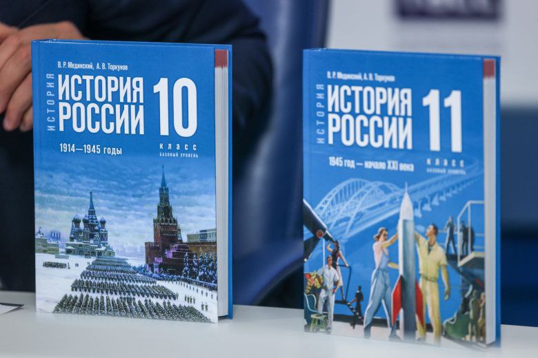 ЕГЭ по истории может стать обязательным для гуманитариев вместо обществознания Российские университеты готовы рассмотреть возможность отказа от ЕГЭ по обществознанию в пользу обязательного экзамена по истории для абитуриентов гуманитарных и социально экономических направлений Об этом в интервью ТАСС рассказал замминистра науки и высшего образования Константин Могилевский Инициативу изначально выдвинул ректор МГИМО сопредседатель Российского исторического общества Анатолий Торкунов на встрече с авторами новых учебников истории Предложение получило поддержку президента Владимира Путина Ключевое условие которое озвучил Могилевский любое решение затрагивающее миллионы абитуриентов должно быть принято заблаговременно тщательно взвешено и выверено Это означает что у школьников будет достаточно времени на подготовку к возможным изменениям