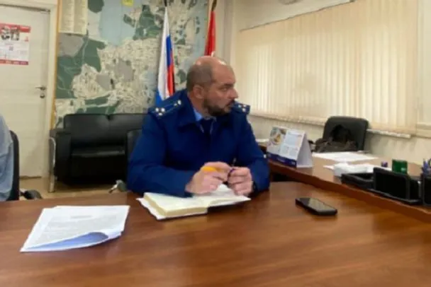Несколько эпизодов взяток вменяют руководителю Ленинградской межрайонной природоохранной прокуратуры Артём Зобов был задержан сотрудниками ФСБ на Моховой улице Уголовное дело возбуждено Следственным комитетом России Прокурору готовятся предъявить обвинение в присвоении нескольких миллионов рублей Ведомство занимается охраной природы Артём Зобов последний раз публично был замечен в деревне Лепсари где осматривал горящий полигон Подписаться на НТВ Петербург МАКС