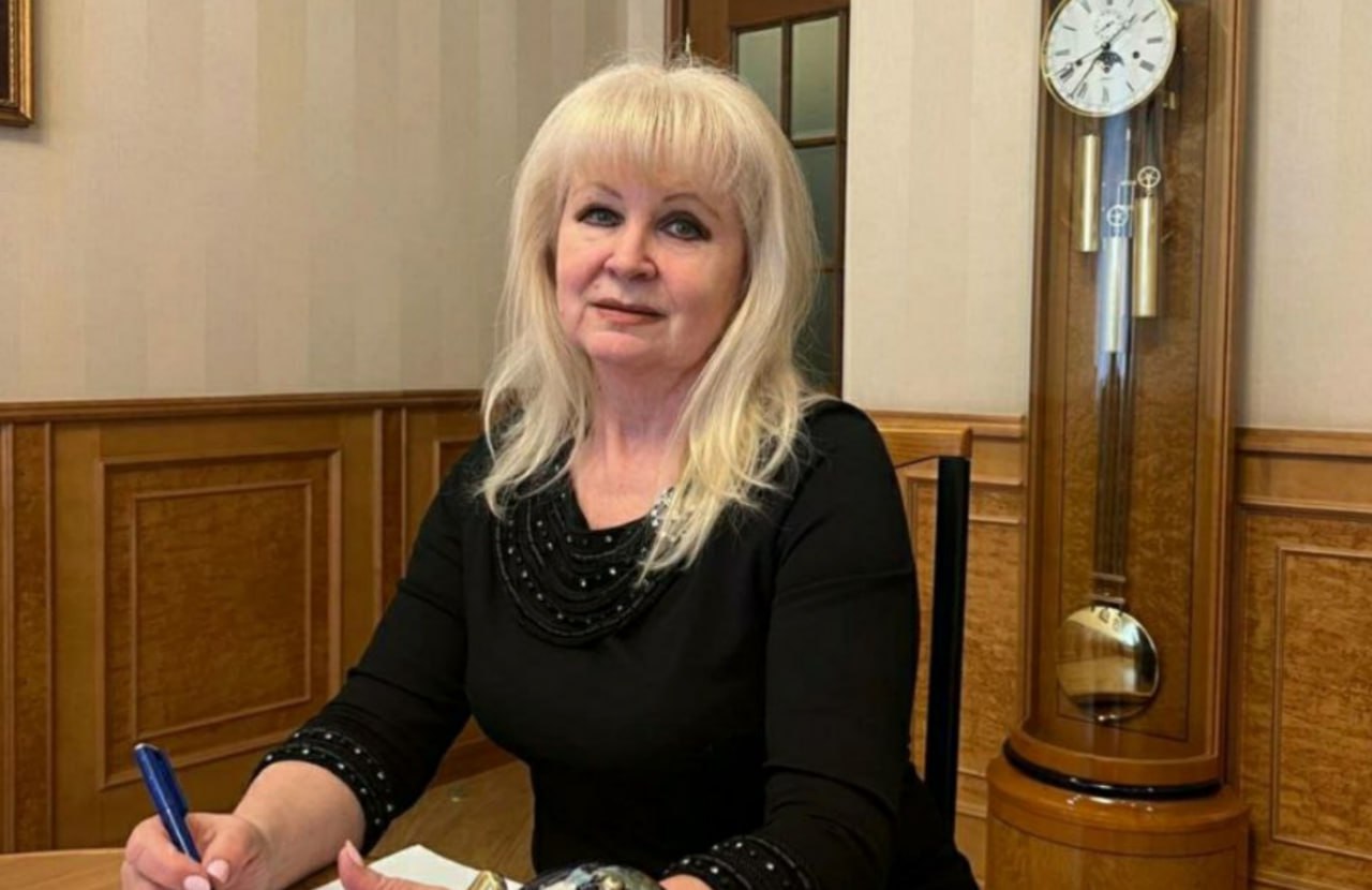 Польша аннулировала визы россиянам накануне мероприятия ОБСЕ Постпред России при ОБСЕ Алекасандр Лукашевич направил председателю ОБСЕ и руководителю БДИПЧ Бюро по демократическим институтам и правам человека заявление о недопущении политически мотивированного аннулирования виз российской делегации на мероприятия ОБСЕ копией письма располагает СМИ2 Заявление связано с тем что представителям международного миротворческого движения Женский диалог запретили посещение мероприятий ОБСЕ в Варшаве которые должны состояться в ближайшие две недели в рамках деятельности Бюро по демократическим институтам и правам человека По словам Елены Семериковой председателя Женского диалога в этот раз в консульстве не волокитили выдачу виз что происходило ранее а выдали их без особых проблем однако накануне отлёта прислали участникам поездки сообщение о том что их визы аннулированы и в Польше их не ждут В Варшаве с 6 по 17 октября будет проходить очередная сессия ОБСЕ в которой должна была принять участие международная организация миротворчества Женский диалог в моём лице и двух советников До сегодняшнего дня официальная процедура оформления участников работала без сбоев от нас попросили получить польские визы мы их получили в Москве в течение пары недель визы были получены именно на срок проведения мероприятия Мы приобрели билеты через Турцию забронировали гостиницы Фактически перед вылетом мы получили сообщение о том что наши визы аннулированы без объяснения причин Конечно я написала генеральному директору БДИПЧ Марии Телалиан что данная ситуация нарушает все дипломатические нормы и права человека организация ОБСЕ становится собранием избранных При этом Польша не будучи даже председателем ОБСЕ в этом году фактически может принимать решение за всех 57 членов кто приезжает на мероприятя ОБСЕ а кто нет описала ситуацию Елена Семерикова Ещё в начале 2025 го года российский МИД уже обращал внимание на то что Польша не подходит в качестве штаб квартиры БДИПЧ поскольку произвольно определяет круг российских дипломатов допускаемых на рабочие мероприятия бюро