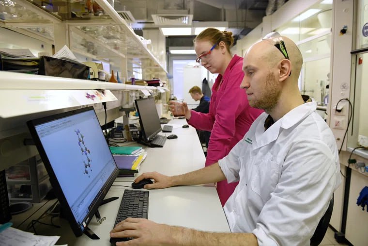 Ученые из УрФУ разрабатывают новое лекарство для борьбы с раком Оно будет замораживать злокачественные клетки и препятствовать развитию опухоли Новая разработка выгодно отличается от химиотерапии подчеркнули представители университета в беседе с URA RU Лекарство не будет бить по всем быстро развивающимся клеткам вызывая тошноту и выпадение волос Оно будет действовать направленно против рака Это поможет избежать тяжелых побочных эффектов До испытаний на людях дело пока не дошло Это еще не готовое лекарство а лишь химическая основа для будущего препарата Если все и дальше пойдет по плану разработка будет доступна россиянам в течение 10 лет Фото Уральский федеральный университет Подписаться   Дать буст