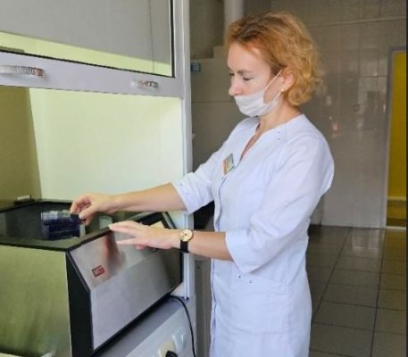 В Воркутинской больнице скорой медпомощи успешно внедрили новую практику обследования на онкозаболевания Цитология по Папаниколау это метод исследования который позволяет оценить риск развития онкологии у женщин или выявить злокачественное новообразование на ранней стадии Учитывая что рак шейки матки занимает 3 е место по распространенности среди всех злокачественных опухолей у женщин после рака молочной железы и толстой кишки данный метод исследования теперь обязателен для всех медицинских учреждений региона проводящих диспансеризацию взрослого населения   komiinform ru news 287461