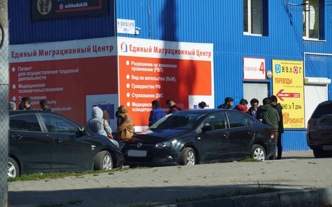 За год по суду выдворили 1 555 мигрантов из Воронежской области В 2024 году сотрудники полиции провели на территории региона 12 050 рейдов по соблюдению миграционного законодательства, говорится в докладе уполномоченного по правам человека в Воронежской области Сергея Канищева. Это почти вдвое на 46,8% больше, чем было в 2023 году.