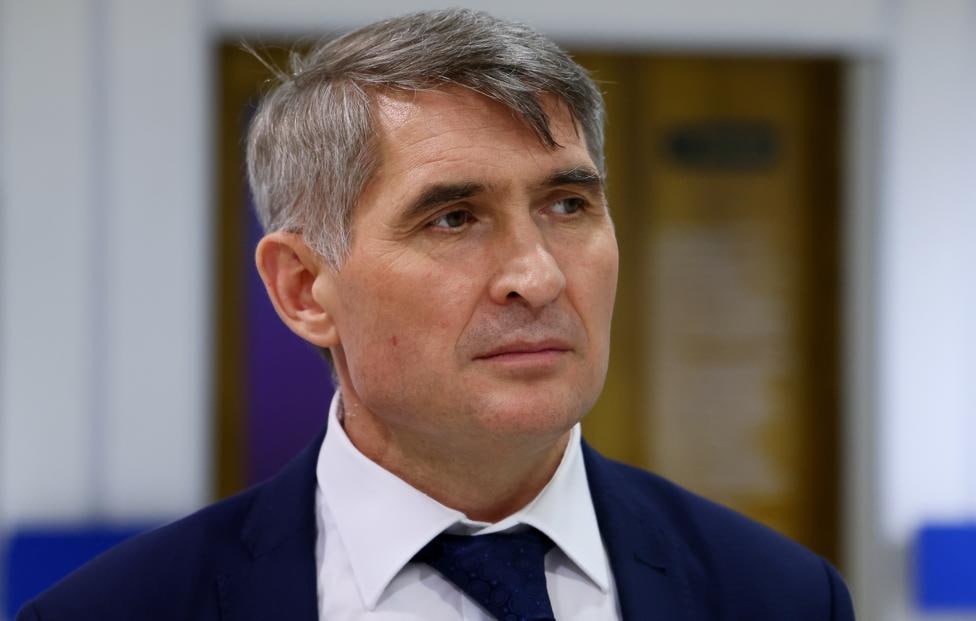 КПРФ поддержит Олега Николаева на выборах главы Чувашии Единственного губернатора от СРЗП Олега Николаева, который будет баллотироваться на выборах в качестве самовыдвиженца, поддержит не только «Единая Россия», но и КПРФ. По данным «Ъ», коммунисты не собираются бороться за пост главы республики, поскольку разделяют позиции действующего главы региона. Об этом изданию сообщил источник из партии. В 2020 году Олег Николаев также баллотировался в качестве самовыдвиженца, а «Единая Россия» не выставляла против него своего кандидата. КПРФ в тех выборах выдвинула первого секретаря чувашского рескома Александра Андреева. В результате Николаев победил с 75,6% голосов избирателей, коммунист набрал 10,3%. Выборный