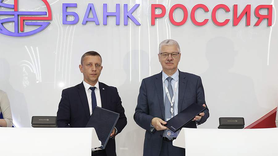 Банк "РОССИЯ" и Корпорация инвестиционного развития Смоленской области в рамках ПМЭФ-2025 договорились о сотрудничестве. Документ подписали зампредседателя правления Банка Александр Шаленков и гендиректор Корпорации Александр Казаков. "Банк "РОССИЯ" обладает большим опытом и необходимой экспертизой в сфере ГЧП, и мы готовы делиться своими знаниями и оказывать поддержку российским регионам. Наше сотрудничество с Корпорацией инвестиционного развития Смоленской области продолжается несколько лет, и уже позволило привлечь финансирование для крупных предприятий региона сферы АПК, пищепрома, высокотехнологичных производств. Подписанное соглашение будет способствовать росту темпов развития экономики региона и послужит импульсом для участия Банка в новых инфраструктурных и инвестиционных проектах", — прокомментировал Шаленков. Соглашение предусматривает развитие сотрудничества в части реализации совместных проектов, в том числе с привлечением частных инвесторов, а также проектов Корпорации в рамках государственно-частного партнёрства ГЧП на территории Смоленской области. "Сегодняшнее подписание соглашения подчёркивает системную работу, которая уже ведётся Корпорацией и Банком "РОССИЯ" более трёх лет. Хочется отметить тот профессиональный подход на этапе привлечения инвестиций на территорию региона, индивидуальный подход в решении проблем каждого инвестора, нацеленность на результат. Мы высоко ценим сложившиеся партнёрские отношения с Банком и готовимся к новым совместным проектам", — отметил Казаков. Буст Отправить новость