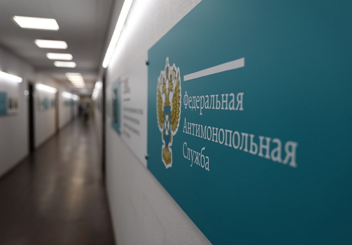 АМС с. Нарт ограничила конкуренцию в конкурсе по ремонту дороги В пресс-службе УФАС по Северной Осетии сообщили, что АМС Нартского сельского поселения проводила конкурс по ремонту автодороги по ул. Ленина в с. Нарт на сумму около 53,5 миллиона рублей. В ведомство поступило несколько жалоб, признанных по результатам рассмотрения обоснованными. Согласно извещению АМС в детализирующем показателе «Наибольшая цена одного из исполненных участником закупки контрактов и договоров» установлено предельное максимальное значение в размере 38 млн рублей. Однако цена контракта на выполнение работ — 53 486 347,37 рублей. Из описания АМС к детализирующему показателю следует, что все контракты, цена которых составляет 38 млн рублей и более будут оценены одинаково. Это вызывает вопросы, так как опыт выполнения работ по контракту с ценой 38 млн рублей не сопоставим с опытом по контракту на 53 млн рублей из-за значительно большего объема работ в рамках последнего контракта. Так, оценка их опыта не может быть одинаковой, что приводит к неравным условиям для участников конкурса. Северо-Осетинское УФАС выдало АМС предписание, а должностным лицам АМС грозит штраф. Фото