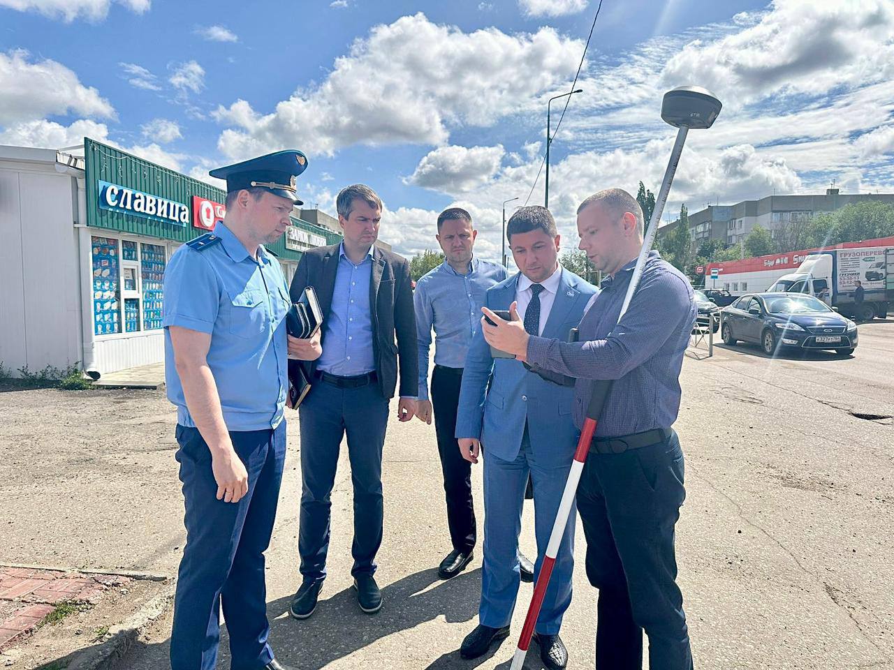 Прокуратура Гагаринского административного района Саратова организовала проверку исполнения требований земельного законодательства. Надзорным органом совместно с комитетом муниципального контроля зафиксированы факты размещение торговых объектов, водоматов, хозяйственных построек, ряд из которых незаконные. Помимо этого, выявлены незаконно размещенные рекламные конструкции. Устранение выявленных нарушений находится на контроле прокуратуры района.