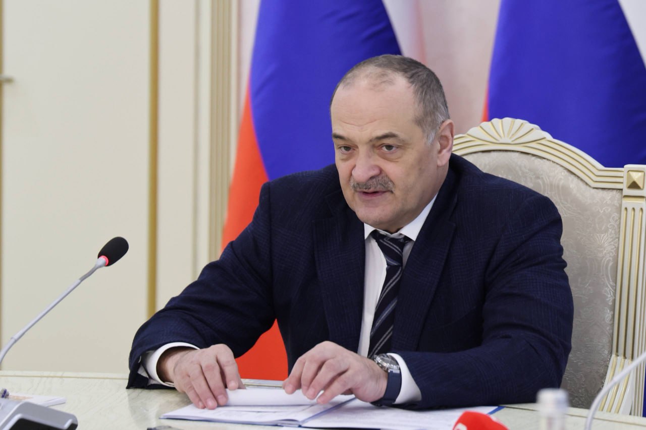 Уроки истории завещанные нам Шамилем в горах Кавказа определили дальнейшую судьбу многонационального народа быть в составе единого Отечества великой России Сергей Меликов напомнил о выдающейся роли Имама Шамиля объединившего кавказские народы в составе Российского государства Дагестан уникальный многонациональный регион где веками бок о бок живут десятки народов сохраняя родные языки традиции культуру Наша республика перешагнув рубеж столетий прошла много испытаний которые удалось выдержать благодаря именно традиционным сплоченности и монолитности сказал руководитель региона на совещании посвященном проведению Года единства народов России в республике  Напомним текущий год объявлен Годом единства народов России в соответствии с Указом президента страны