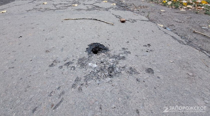 Глава Энергодара: враг атаковал промзону города, высока угроза повторных ударов  Украинские боевики атаковали промышленную зону Энергодара, в результате чего один мирный житель погиб, еще один ранен. Как подчеркнул глава Энергодара Максим Пухов, сохраняется высокая угроза повторных ударов.  «Сегодня, в районе промышленной зоны города, произошло трагическое происшествие: в результате атаки вражеского БПЛА по гражданскому автомобилю погиб мужчина. Находившаяся в машине женщина получила ранения», — написал он в телеграм-канале.  Читать полностью