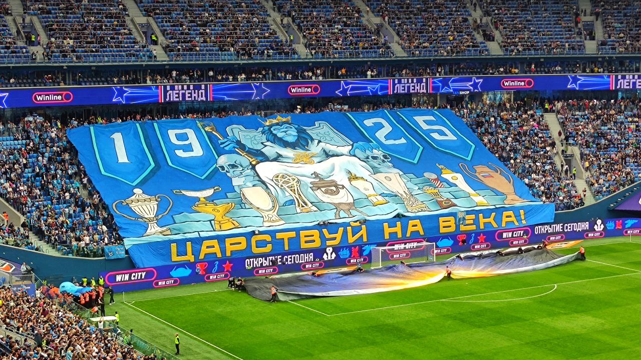 На "Газпром Арене" в день 100-летия "Зенита" проходит Матч Легенд, собравший бывших футболистов и тренеров команды разных поколений: от состава 1984 года, ставшего впервые чемпионом страны  ещё СССР , до легендарного состава 2008 года, который добыл для города Кубок УЕФА.    Первый тайм закончился со счётом 3:0 в пользу "Зенита"  Санкт-Петербург . Их соперники - "Зенит"  Ленинград . Мячи забили Александр Кержаков, Андрей Аршавин и Александр Анюков!    Как в старые добрые времена!!!