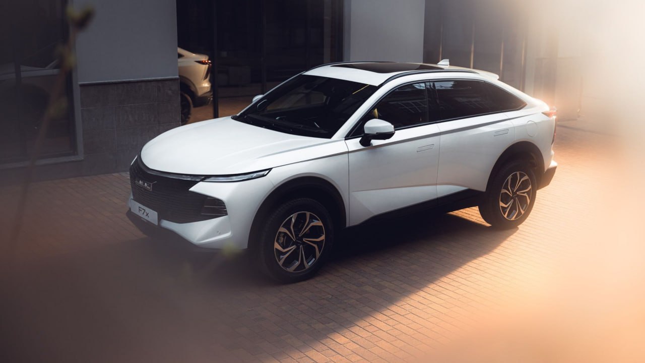Haval F7x нового поколения для России: известны цены    2-литровый турбомотор  192 л.с.  сочетается с 7-ступенчатым «роботом» и полным приводом с муфтой на задней оси.    Уже в начальной версии есть поддержка беспроводных протоколов для подключения смартфонов, премиальная акустическая система с шумоподавлением, приложение для дистанционного управления функциями автомобиля  запуск двигателя, блокировка дверей, обогрев руля и стекол, управление климат-контролем .     Цены — от от 3 499 000 д 3 699 000 рублей.