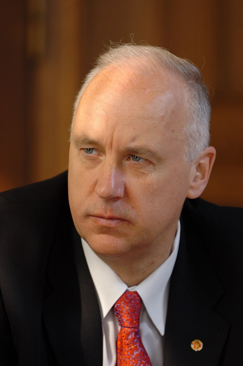 Бастрыкин затребовал доклад по делу о смерти пенсионера обварившегося кипятком Следственным управлением СКР по Калужской области возбуждено уголовное дело по статье 238 УК РФ Оказание услуг не отвечающих требованиям безопасности после несчастного случая который произошел в конце декабря в Обнинске Пострадал пенсионер Принимая душ он получил сильнейшие ожоги так как вместо теплой воды из крана полился кипяток Мужчина был госпитализирован и через несколько дней скончался в больнице Председатель СКР Александр Бастрыкин дал поручение своим калужским подчиненным представить ему доклад о ходе расследования Как сообщили в пресс службе Следственного управления СКР поручение было дано после того как о ЧП в Обнинске сообщил федеральный телеканал