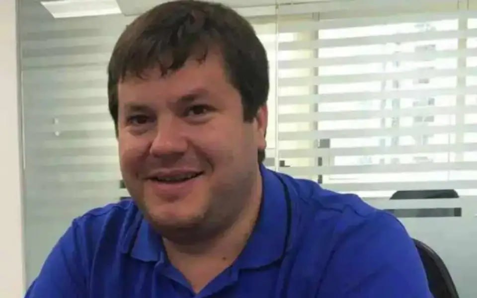Суд отказал Арапову в обеспечительных мерах по спору с Солодовым на 1,85 млрд рублей Арбитражный суд Москвы отказал Леониду Арапову в обеспечительных мерах по иску к Сергею Солодову и «АЛ5 Инвест» на сумму 1,85 млрд рублей. Арапов просил наложить арест на деньги и имущество оппонентов, но суд не увидел достаточных оснований для этого – угрозы неисполнения решения и связи мер с предметом спора доказаны не были. Параллельно воронежский АС по другому делу частично удовлетворил требования финансового управляющего Арапова: арестованы доли в уставном капитале ключевых компаний группы «АЛ5» и запрещены регистрационные действия с ними. Сумма требований по этому спору превышает 611 млн рублей. Корпоративный конфликт между Араповым и Солодовым продолжается уже несколько лет. Арапов оспаривает действия топ-менеджмента холдинга и обвиняет оппонентов в причинении убытков. В свою очередь, против Арапова выдвинуты обвинения в растрате на 5 млрд рублей. Сам Леонид Арапов признан банкротом, сумма требований кредиторов превышает 810 млн рублей.