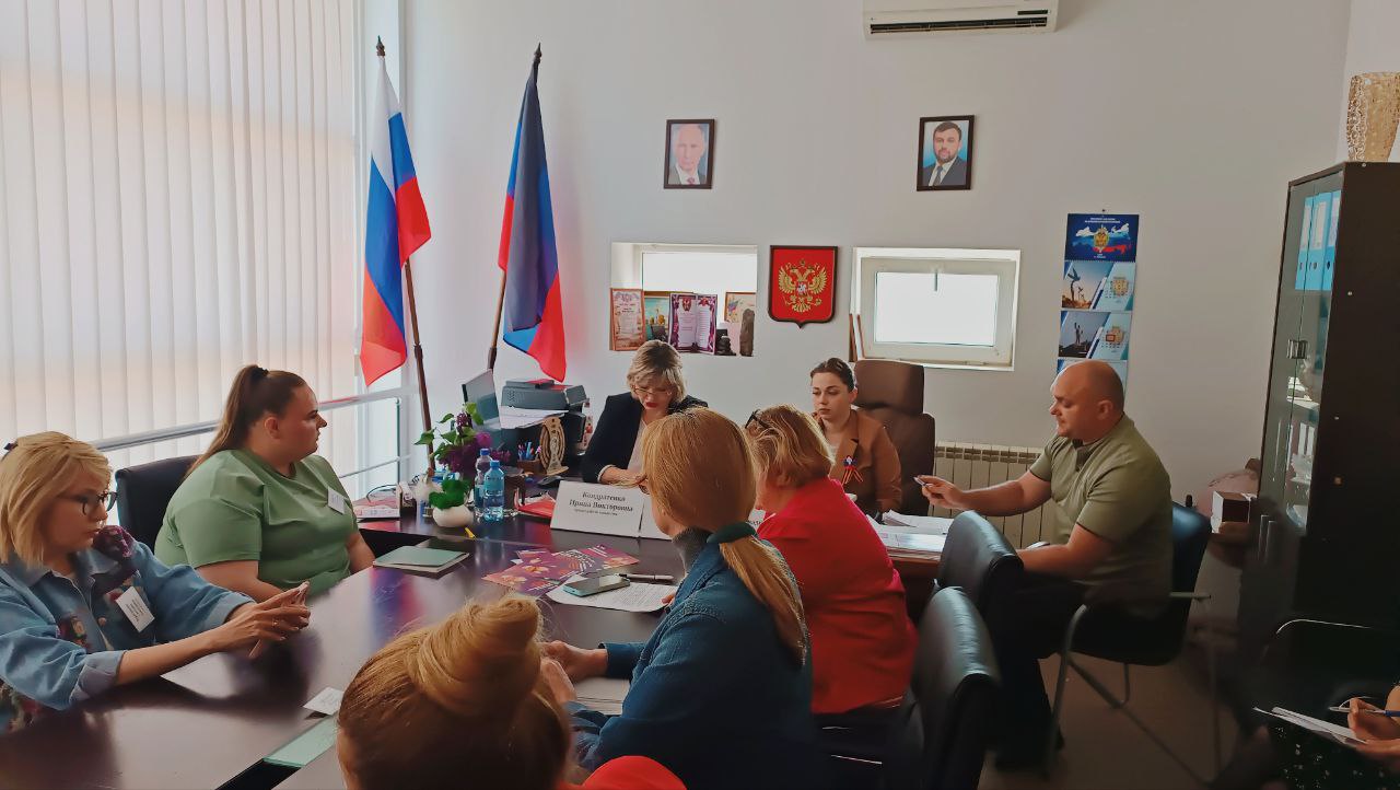 Заседание Комиссии по делам несовершеннолетних и защите их прав В Управе Жовтневого внутригородского района города Мариуполь состоялось плановое заседание Комиссии по делам несовершеннолетних и защите их прав. В работе Комиссии приняли участие представители органов опеки и попечительства, социальной защиты населения, образовательных учреждений, правоохранительных органов, а также общественных организаций, деятельность которых направлена на защиту прав и интересов детей и подростков. Основными вопросами повестки дня стали рассмотрение административных правонарушений, совершённых как несовершеннолетними, так и их законными представителями. Были изучены материалы, квалифицированные по статьям 5.35 ч.1, 19.16, 20.20 КоАП РФ. По каждому случаю Комиссией была дана правовая оценка, приняты соответствующие решения, а также намечены меры профилактического характера. Особое внимание было уделено вопросам межведомственного взаимодействия при индивидуальной работе с семьями, находящимися в трудной жизненной ситуации. По ряду таких случаев разработаны персонализированные планы поддержки, направленные на улучшение условий проживания, восстановление родительских обязанностей и защиту интересов несовершеннолетних. Также обсуждались инициативы, направленные на совершенствование механизмов раннего выявления семейных кризисов, повышение эффективности профилактической работы и расширение участия общественности в вопросах предупреждения правонарушений среди подростков. Отмечена необходимость регулярного обмена информацией между всеми задействованными структурами. Комиссия продолжает свою системную деятельность, направленную на формирование безопасной, стабильной и благоприятной среды для детей и подростков. В приоритете — защита прав несовершеннолетних, обеспечение условий для их полноценного развития и безопасного детства. Уважаемые жители! Просим не оставаться равнодушными к ситуациям, затрагивающим права и безопасность детей. В случае выявления угроз их жизни, здоровью или благополучию — незамедлительно обращайтесь в уполномоченные службы. Только совместными усилиями мы можем создать надёжную систему защиты для каждого ребёнка.