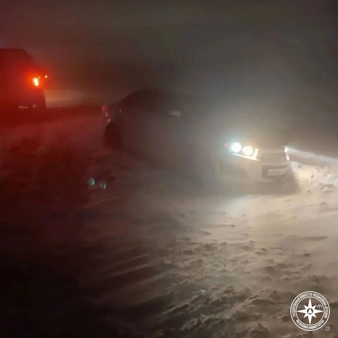 Когда ветер сносит с ног а видимость падает до нескольких метров на дороге хватает опасных моментов достаточно одного неверного движения чтобы съехать с трассы или застрять в заносе Сегодня на автодороге Туймазы Ильчимбетово сразу работали две группы спасателей Госкомитета РБ по ЧС Одно подразделение приехало к женщине которая съехала с дороги и ей помогли выбраться из снежного плена В это время другая команда оказывала помощь водителям двух легковых автомобилей и одной Газели оказавшимся в снежных заносах Благодаря оперативным действиям спасателей и дорожников все смогли продолжить движение Ещё раз напоминаем зимой на дороге нет мелочей важно снижать скорость держать безопасную дистанцию и быть готовым к непредвиденным ситуациям