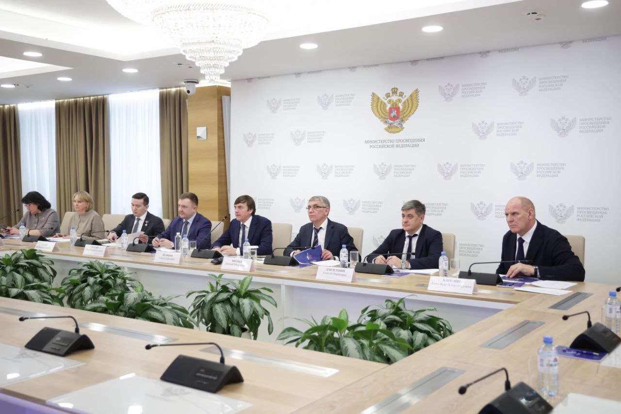 Будет спортивно Тульскую область начинают готовить к Всероссийскому съезду учителей физкультуры 24 февраля в Москве состоялось заседание оргкомитета съезда которое провели Губернатор Тульской области председатель комиссии Госсовета РФ по направлению Физическая культура и спорт Дмитрий Миляев Министр просвещения РФ Сергей Кравцов и Министр спорта РФ Михаил Дегтярев Коротко о результатах встречи спортивную и деловую программу съезда готовят совместно Минспорт России Минпросвещения России и Правительство Тульской области во время съезда запланировано открытое заседание комиссии Госсовета РФ по направлению Физическая культура и спорт под председательством Губернатора Дмитрия Миляева формат съезда предполагает участие делегаций из всех 89 регионов России съезд состоится на территории парк отеля Шахтер планируется участие более 700 учителей физкультуры для которых подготовят культурную и спортивную программу в программу съезда интегрируют Год единства народов России Подробности на сайте регионального Правительства