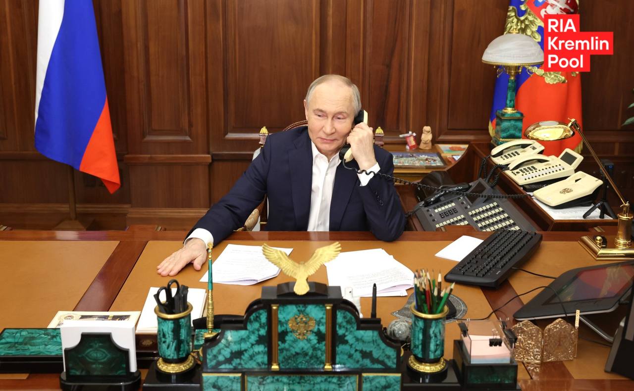 Путин поговорил по телефону с пятилетним Тимуром из ХМАО который хотел попробовать себя в роли сотрудника ДПС Сегодня новогоднее желание мальчика было исполнено Он побывал в Главном управлении по обеспечению безопасности дорожного движения МВД России на Поклонной горе ему провели экскурсию по музею Госавтоинспекции рассказали про работу госавтоинспектора показали автомобиль ДПС