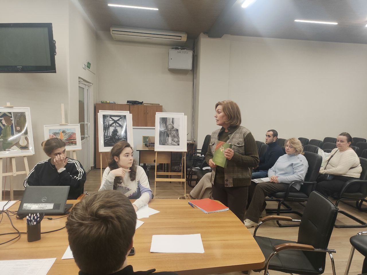 В управе района Крылатское 2 февраля состоялось заседание Молодёжной палаты В обсуждении активно участвовали общественные советники главы управы они неизменно поддерживают молодёжные инициативы и помогают их развивать К диалогу также присоединились окружной куратор Юлия Гуркина и представители ГКУ Московская безопасность Обсуждение прошло в формате конструктивного диалога и взаимного понимания Председатель Совета общественных советников Марина Кабанова и её заместитель Наталья Межлумян внимательно ознакомились с предложениями молодых активистов Они выразили готовность оказать необходимую помощь в реализации совместных проектов которые сделают район комфортнее и современнее Энергия и целеустремлённость молодёжи мощный стимул для позитивных перемен