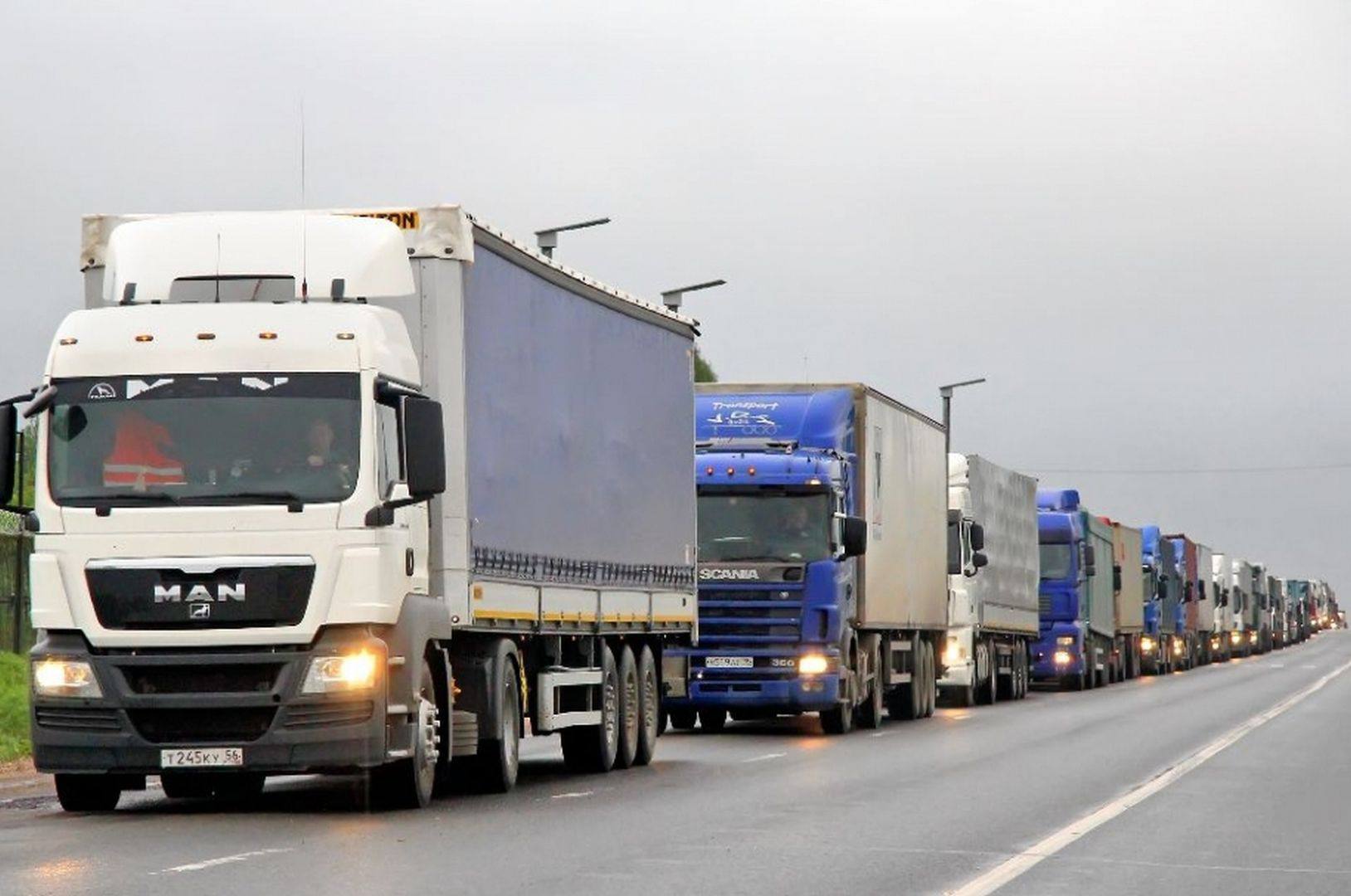 Mash в России замедлится параллельный импорт техники Apple ASUS и других устройств из за массового аннулирования сертификатов соответствия Росаккредитация приостановила признание документов трёх органов сертификации из стран ЕАЭС Казахстана Армении и Киргизии Именно через них импортеры оформляли декларации для Apple ASUS HP Dell LG Electronics Bosch и Philips автозапчастей Volkswagen Toyota и Nissan а также одежды и обуви Nike Puma и Under Armour Сами структуры продолжают работать у себя в странах но их документы теперь нужно переоформлять для поставок в РФ Mash утверждает что под угрозой оказалось около 16 тысяч сертификатов и деклараций соответствия   www iphones ru 1360306 новости iphonesru