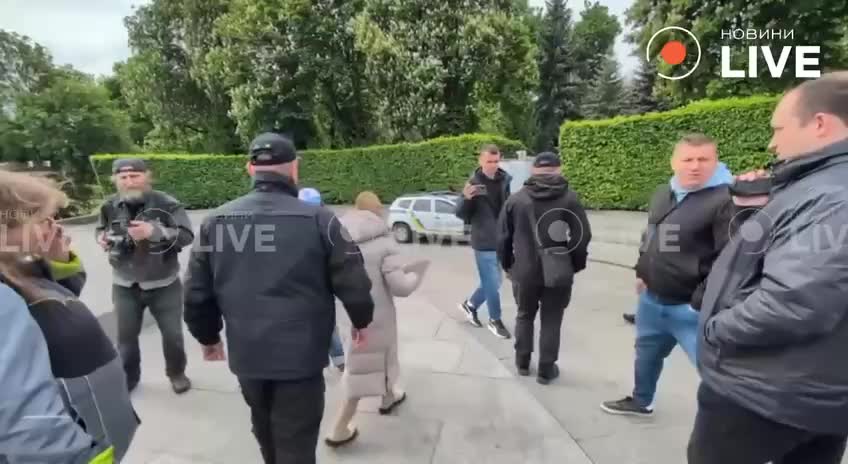 Киевляне продолжают традицию возложения цветов в День Победы несмотря на запреты