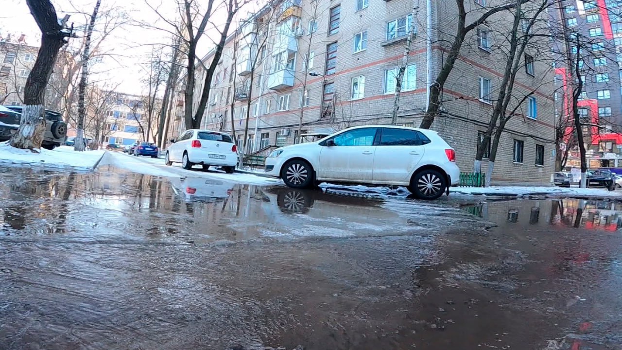 Ручей закона: вода сама пришла в прокуратуру Коминтерновского района и попросила провести проверку  Пока зима держит Воронеж в морозах, на улицах Варейкиса и Урицкого неожиданно наступила весна. Уже неделю здесь бурлит настоящий ручей, который, не сбавляя напора, стремительно несётся прямо к зданию районной прокуратуры  Жители ближайших многоэтажек с тревогой наблюдают за этим природным явлением: фонтан бьёт, лужи растут, а коммунальщики не спешат решать проблему. Пешком здесь уже не пройти — приходится либо прыгать, либо надеяться, что прокуратура может разобраться не только с законами, но и с озером у себя под носом   Сайт / Телеграм / YouTube / TikTok / Поддержать