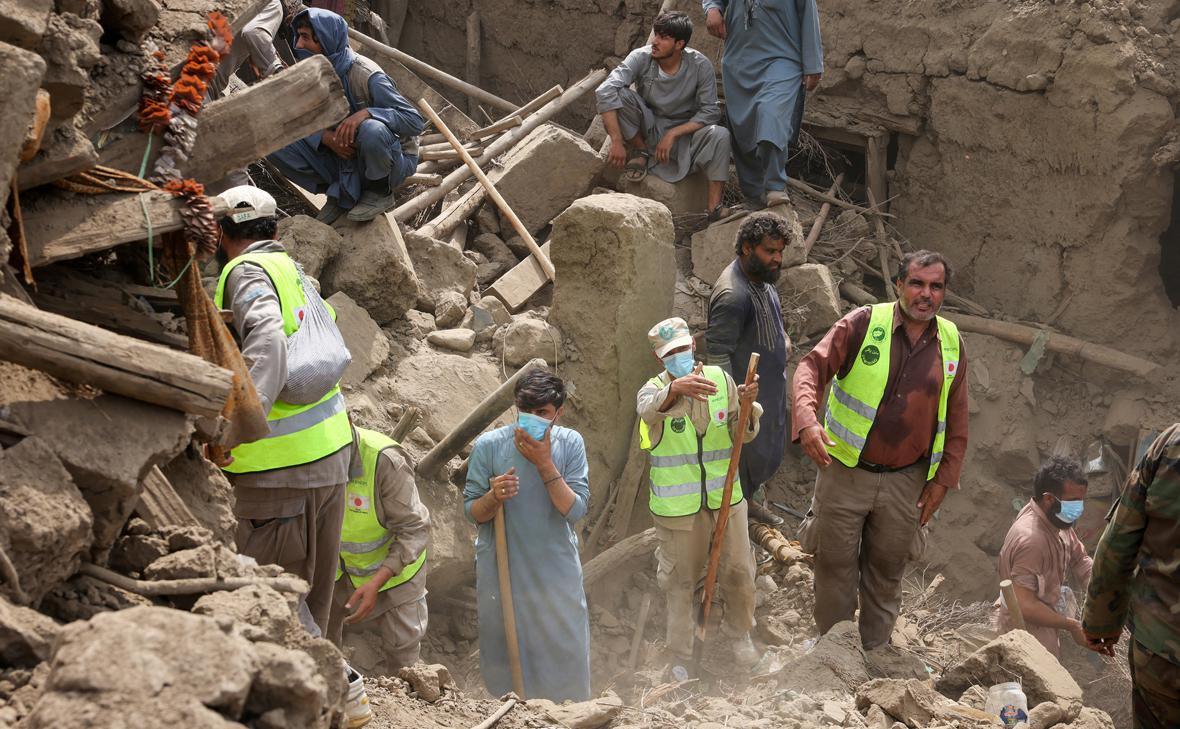 В Афганистане при землетрясении погибли как минимум 12 человек По данным местных властей число жертв может возрасти поскольку спасательные работы продолжаются Подробнее anhor uz world 12 people 2 anhoruz Новости события мнения Мобильное приложение IOS Android