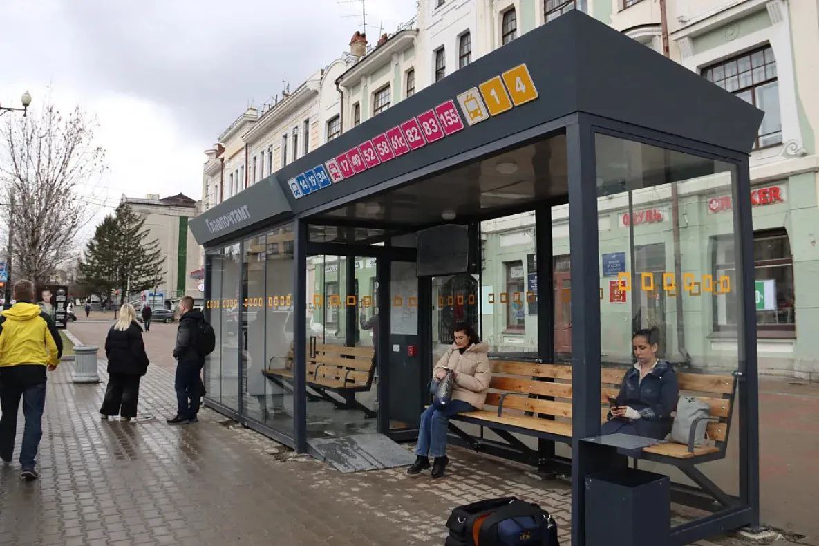 Краевой и муниципальный бюджет, а также средства местных предпринимателей обеспечат до конца 2025 года закупку и монтаж 66 новых павильонов на остановках общественного транспорта во всех районах Хабаровска.На новых остановках будут электронные табло и инфракрасные обогреватели.