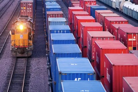 Экспортные перевозки контейнеров РЖД за 11 мес 2025г выросли на 8 9 г г до 1 633 млн ДФЭ положительная динамика достигнута за счёт прироста погрузки бумаги зерновых и нефтяных грузов Всего по сети РЖД за 11 мес было перевезено 6 911 млн контейнеров 3 9 г г jkinvest news jkinvest