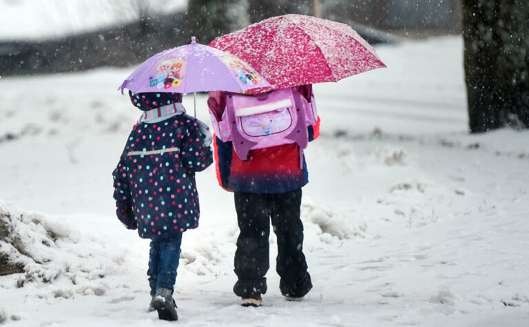 Как детские сады и школы должны работать в морозы и непогоду Решение о длительности прогулок или их отмене принимает руководитель учреждения образования Установлены следующие температурные пороги При температуре 15 C и ниже прогулки отменяют для детей до 3 лет При 18 C и ниже для детей от 3 до 7 лет При 22 C и ниже для школьников от 7 лет и старше Местные власти принимают решение о временной приостановки учебного процесса При температуре 25 C и ниже в 7 00 утра и ветре сильнее 3 м с школьникам могут разрешить остаться дома  Занятия физкультурой и спортивные мероприятия на улице не проводят при условии если температура ниже 15 C и дует ветер  Поддержать канал бустами Inst TikTok ВК OK FB