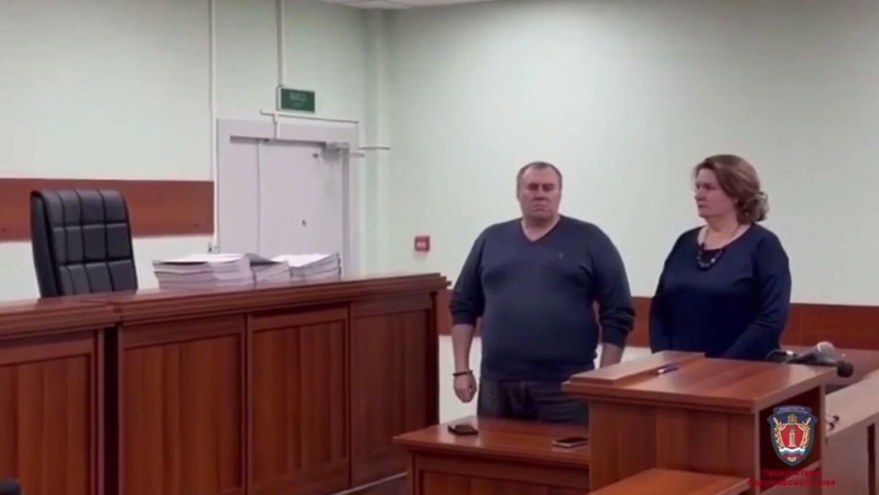 В Красноярске осудили экс замглавы краевого минздрава Анну Москвину обвинили в превышении должностях полномочий Как сообщили в прокуратуре в 2021 году краевой минздрав заключил контракты на поставку рентген аппаратов для пяти медучреждений Приемку и полный расчет согласовала замминистра По версии следствия Москвина знала что оборудование не соответствует условиям контракта и проигнорировала комиссионную процедуру приемки Следователи оценили ущерб минздраву в 126 5 миллиона рублей Сейчас рентген аппараты простаивают в камере вещдоков вопрос об эксплуатации после переделки решается в арбитражном суде Москвина вину не признала и заявила что оборудование проверяли профильные подразделениями контрактной службы Суд приговорил ее к 3 годам условно и запретил 2 года занимать руководящие должности на госслужбе prmira news