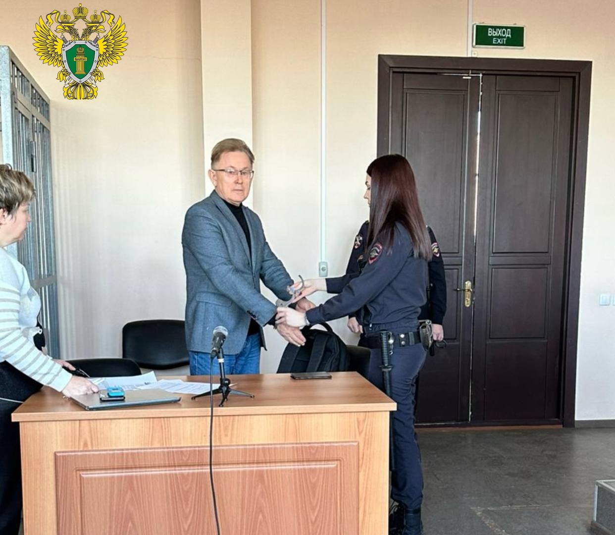 Бывший и о ректора Российского государственного профессионально педагогического университета осужден за растрату внебюджетных денежных средств на сумму более 700 тыс рублей Сегодня 17 ноября 2025 года Орджоникидзевский районный суд г Екатеринбурга на основании доказательств представленных государственным обвинителем вынес приговор по уголовному делу в отношении бывшего и о ректора федерального государственного автономного образовательного учреждения высшего образования Российский государственный профессионально педагогический университет Валерия Дубицкого Он признан виновным в совершении преступления по ч 3 ст 160 УК РФ растрата с использованием своего служебного положения в крупном размере В ходе судебного разбирательства установлено что Дубицкий в период с марта 2021 года по июнь 2024 года занимал должность и о ректора университета выполняя организационно распорядительные и административно хозяйственные функции в государственном учреждении Желая продолжать проживание в квартире которую ему в соответствии с условиями трудового договора оплачивал университет в течение 11 месяцев после трудоустройства в связи с переездом на новое место жительство обвиняемый дал указание финансовому директору учебного заведения направить в наблюдательный совет пояснительные записки о включении в планы финансово хозяйственной деятельности расходов на найм квартиры в 2022 и 2023 годах На основании заключения наблюдательного совета и о ректора включил в планы финансово хозяйственной деятельности университета вышеуказанные расходы В результате вышеизложенного в период с августа 2022 года по сентябрь 2023 года осужденный совершил растрату внебюджетных денежных средств университета на общую сумму свыше 700 тыс рублей путем переводов в счет аренды квартиры в которой он проживал вместе со своей семьей Дубицкий в указанный период не имел права проживать в квартире оплачиваемой университетом из внебюджетных средств так как проживание в квартире предназначалось для физического лица оказывающего образовательные услуги учебному заведению кем Дубицкий состоящий в должности и о ректора университета не являлся Осужденный вину в совершении преступления не признал причиненный ущерб не возместил Орджоникидзевский районный суд г Екатеринбурга назначил Валерию Дубицкому наказание в виде 1 года 6 месяцев лишения свободы с отбыванием в исправительной колонии общего режима Осужденный взят под стражу в зале суда В целях исполнения гражданского иска прокурора сохранен арест наложенный на 1 2 доли в праве собственности на земельный участок и автомобиль осужденного