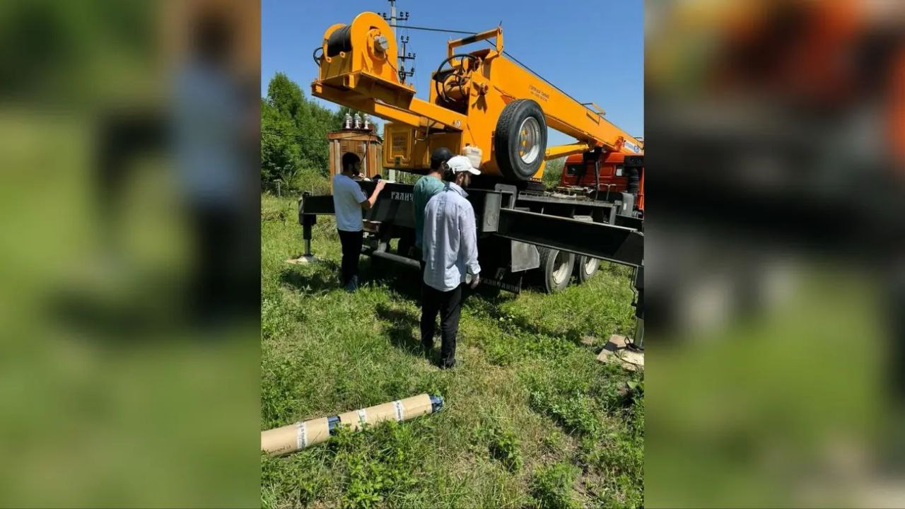 В селе Чемульга Ингушетии улучшили водоснабжение  В предгорном населенном пункте Чемульга модернизировали систему подачи воды для местных жителей. Согласно информации, предоставленной газете «Ингушетия» администрацией Сунженского района, в селе Чемульга осуществили замену насоса глубинного типа на скважине, находящейся на улице Школьная.  В частности, был установлен современный насос модели 6/10, спроектированный для работы на глубине до 140 метров. Это обновление направлено на повышение уровня комфорта проживания граждан и предотвращение возможных проблем с водоснабжением в дальнейшем.  «Оперативное обновление оборудования является ключевым элементом поддержания работоспособности инфраструктуры поселения. Водоснабжение на данный момент функционирует стабильно», — отметили представители районной администрации.   ПОДПИСАТЬСЯ  ПРЕДЛОЖИТЬ НОВОСТЬ