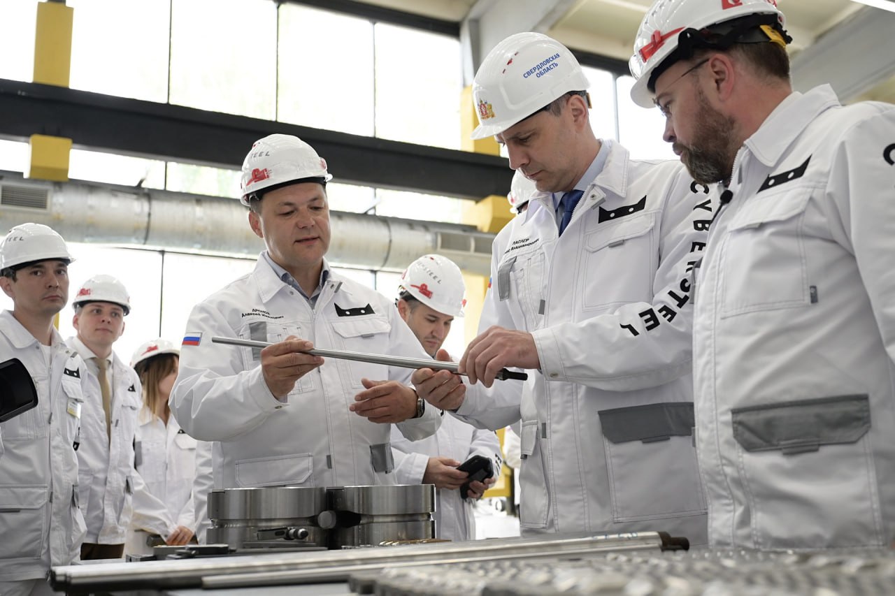 Врио губернатора Свердловской области Денис Паслер и основатель компании Cybersteel Андрей Комаров открыли 26 июня в Первоуральске обновлённое производство «Киберсталь» после пятилетней модернизации. С новым производством мощности по выпуску нержавеющих труб возросли настолько, что полученный объём полностью закроет потребности отечественных компаний в трубной продукции. «Раньше вся продукция поставлялась из-за рубежа, а сегодня мы в полном объёме решили задачу импортозамещения — с учётом того, что объёмы производства труб увеличены почти вдвое с запуском новых технологий. <...> Хочу выразить огромную благодарность Андрею Ильичу Комарову и всему коллективу за решение этой государственной задачи. Не останавливаться на достигнутом, постоянно быть в передовиках, совершенствоваться и показывать пример другим производственным площадкам, становиться привлекательными и интересными для молодёжи — это всё про вас», — обратился Денис Паслер к сотрудникам «Киберстали».
