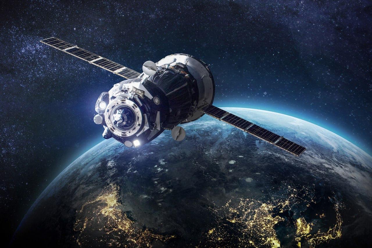 В МАИ разрабатывают защищенный канал связи для управления беспилотниками из космоса В МАИ разрабатывают спутниковую технологию которая в будущем будет оказывать услуги концептуально аналогичные SpaceX Вместо копирования модели с тысячами низкоорбитальных спутников университет развивает систему управления автономным транспортом через один геостационарный спутник рассказал в беседе с Газетой Ru руководитель проектов Центра космических технологий Московского авиационного института аспирант кафедры 601 Космические системы и ракетостроение Никита Матасов Сейчас мы испытываем различные терминалы доступные на рынке В разработке собственный терминал для связи с беспилотниками через геостационарный спутник а в будущем и через отечественные низкоорбитальные группировки В ближайшее время можно ожидать создания инженерного или промышленного образца для отработки работоспособности этой системы заявил Матасов Суть разработки в создании защищенного канала связи беспилотник геостационарный спутник центр управления охватывающего до 85 90 территории России и обеспечивающего устойчивую работу на расстоянии до 36 тыс км В этой схеме можно использовать данные от систем ДЗЗ например о внезапном препятствии поступающие в центр который через геостационарный космический аппарат отправляет команду на коррекцию маршрута прямо на борт беспилотного автомобиля судна или самолета и изменяет траекторию его движения исходя из полученных спутниковых снимков И системы ДЗЗ в нашем случае могут быть в виде группировки КА Зоркий заявил Матасов Отдельно взятый космический аппарат Зоркий спутник формата кубсат Это международная унифицированная платформа где составная часть называется 1 юнит кубик 10 на 10 сантиметров Чем больше этих кубиков соединяют вместе тем больше получается космический аппарат В нашем случае Зоркий это 12 юнитовый аппарат в котором заключены все системы необходимые для функционирования в космосе заключил Матасов Ранее SpaceX вывела на орбиту новую группу спутников Starlink ассоциацияцентризыскания сроцентрпроектирования инженерныеизыскания проектирование proektirovschiki izyskateli sro ciz ru sro cp ru izyskateli info