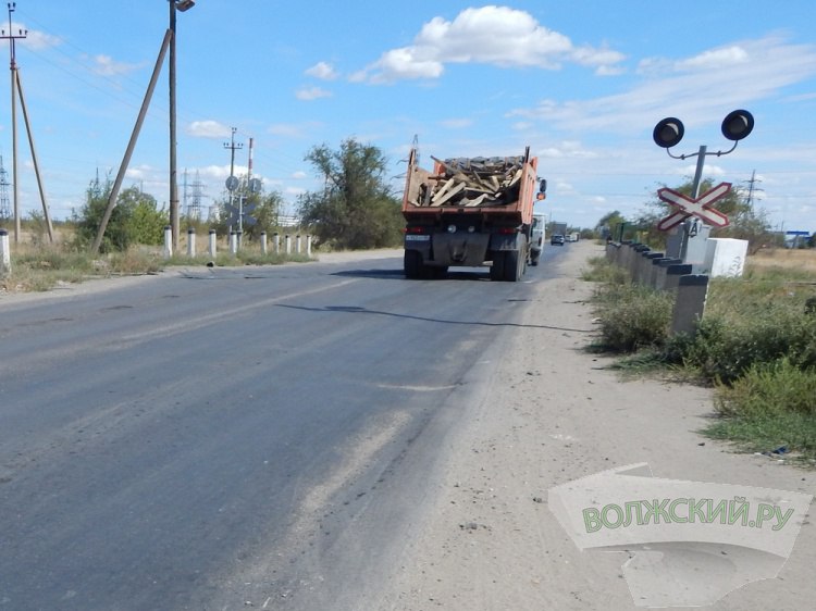 В Волжском частично перекроют железнодорожный переезд в промзоне Волгоградская дистанция пути предупреждает жителей о сужении проезда на железнодорожном переезде в Волжском Как сообщили Волжский ру в пресс службе администрации Волжского проезд будет ограничен на переезде 3 км ПК 9 23 ходовой путь станции Волжский Паромная 2 на улице им Ф Г Логинова около Татнефти во вторник 9 декабря Проезд транспорта будет осуществляться по одной полосе Это связано с проводимыми работами по замене переездного настила Ограничения будут действовать с 9 00 до 18 00 часов Подробнее на Волжский ру   www volzsky ru index php wx 16 wx2 82133 ВолжскийРу волжский vlz