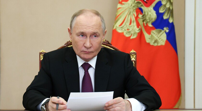 Путин: РФ не будет стелить дорожку для «Макдональдса», если он захочет вернуться Россия не станет стелить ковровую дорожку для «Макдональдса», если он захочет вернуться на российский рынок. Об этом заявил Президент РФ Владимир Путин на встрече с представителями бизнеса. «Они поставили всех в трудное положение, смылись, а теперь, если захотят вернуться, мы им дорожку, что ли, должны постелить? Нет, конечно», — сказал он и пообещал юридическую помощь руководству «Вкусно — и точка» при возможном возвращении «Макдональдса» в Россию. Фото: Администрация Президента России , VK и ОК и читайте новости на нашем сайте