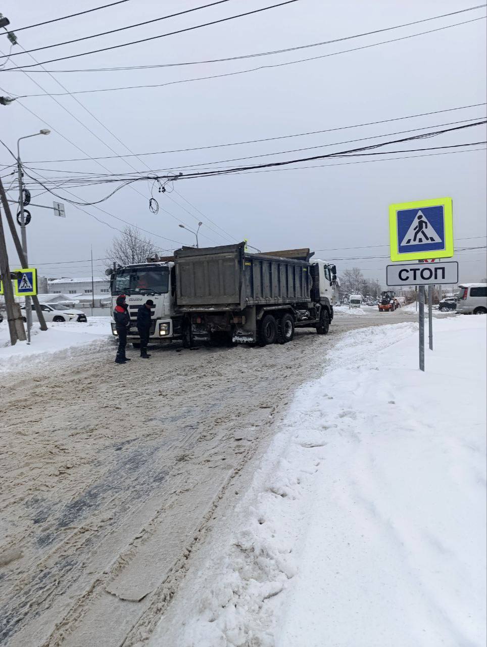 Два самосвала не поделили улицу Железнодорожную в областном центре рядом со снежным полигоном. Движение сейчас в этом месте затруднено. Будьте осторожны на дорогах, скользко и местами встречается снежная каша.