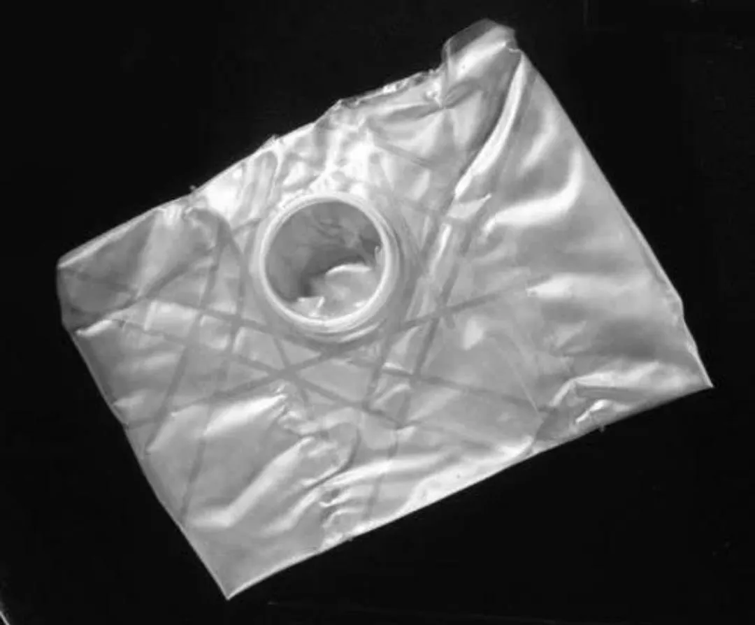NASA пришлось переименовывать накладки для половых органов астронавтов из за того что они выбирали неверный размер Изначально накладки для похода по маленькому разделялись по размерам S M и L заполняли формы астронавты публично поэтому все выбирали L Из за чего у инженеров были проблемы насадки оказывались большими и соскальзывали В итоге NASA пришлось поменять маркировку на большой гигантский и огромный чтобы астронавты начали выбирать корректный размер
