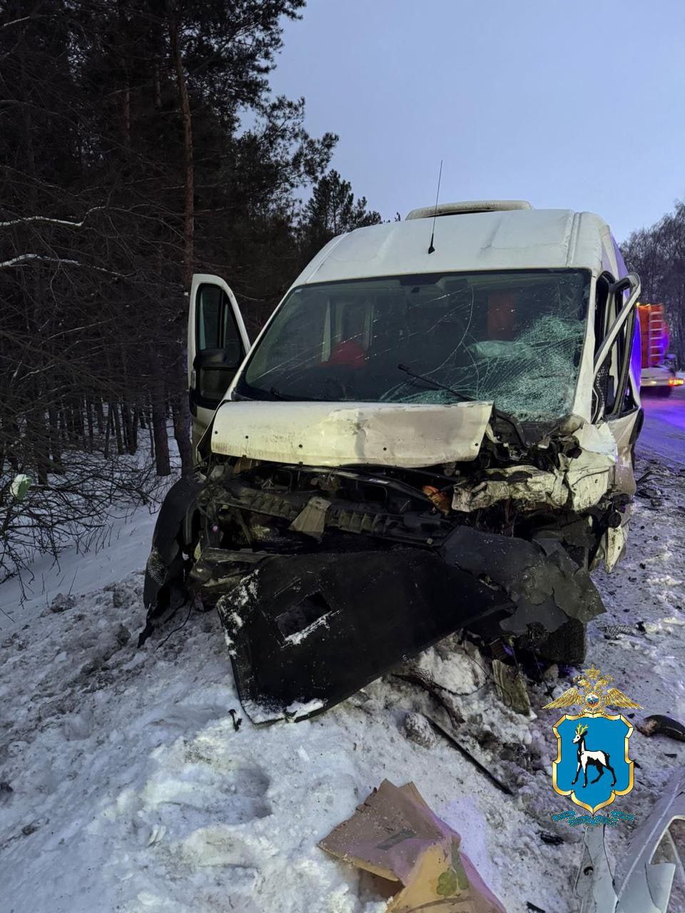 Серьезная авария в Ставропольском районе   На автодороге Димитровград - Узюково - Тольятти столкнулись "Рено Логан" и микроавтобус "Пежо Боксер".  По предварительным данным, легковушка выехала на встречную полосу. После столкновения "Рено" загорелось. 41-летний водитель погиб.   : ГУ МВД России по Самарской области  SOVAINFO   Прислать новость Больше новостей - на sovainfo.ru