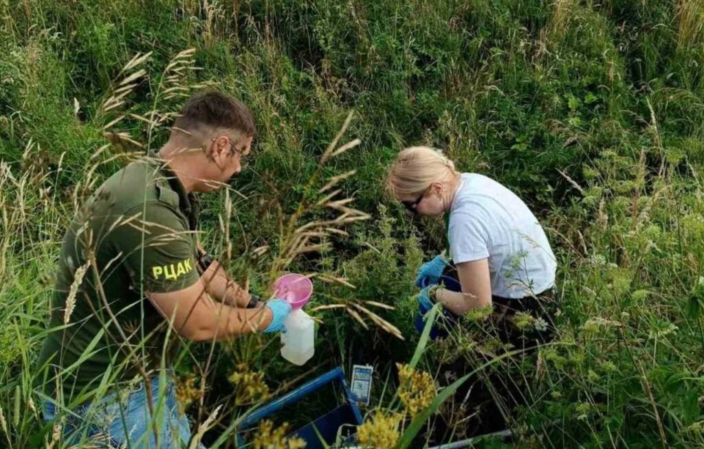 В реке Ятранка под Новогрудком произошла массовая гибель рыбы, сообщили в Минприроды По предварительным данным, причиной могли стать сточные воды с молочно-товарной фермы «Ярошичи» СРДУП «Свитязь» , содержащие навоз. Информацию о загрязнении сообщили местные жители. Специалисты подтвердили попадание стоков в реку и взяли пробы воды и грунта для анализа. Подпишись — Минская правда MLYN.by