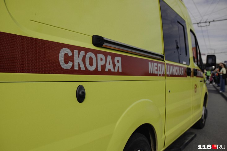 В Омске накануне, 2 августа, из окна квартиры, расположенной на пятом этаже, выпал ребенок.  Инцидент произошел на улице 22-го Апреля в городке Нефтяников.   Как сообщили в полиции, двухлетний мальчик находился дома вместе с родителями. Во время игры, пока родители были на кухне, он забрался на подоконник открытого окна. Малыш оперся на москитную сетку, которая не выдержала веса ребенка. В результате ребенок упал на землю.   В больнице малышу оказали необходимую помощь, в настоящее время он находится под наблюдением врачей.