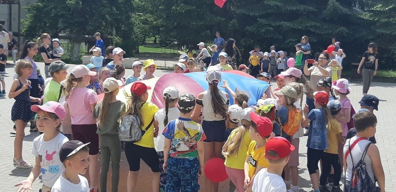 1 июня в Предгорье для детей готовят анимацию и мороженое В парке станицы Ессентукской ко Дню защиты детей подготовлена насыщенная развлекательная программа. Для ребят организуют анимационные представления, выставку детских рисунков, обучающий мастер-класс по созданию фигурок насекомых, интерактивные зоны, аквагрим, множество развлекательных и концертных номеров, а также бесплатное угощение мороженым. «Главным сюрпризом праздника станет угощение для наших детей. Мы заготовили для праздника 1000 порций мороженого», – отметил глава Предгорного района Николай Бондаренко. По материалам пресс-службы АПМО