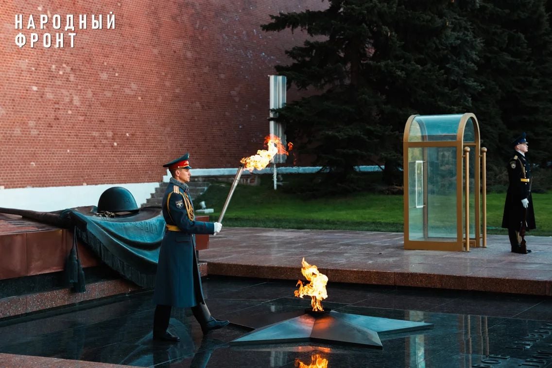 Народный фронт проведет традиционную патриотическую акцию «Огонь памяти» 4 мая в Александровском саду представители Народного фронта, военные корреспонденты и общественные деятели заберут частицы Вечного огня в специальные лампы и доставят огонь в более 130 городов России и 21 страну Европы, Азии и Африки, в том числе Белоруссию, Болгарию, Венесуэлу, Замбию, Израиль, Индию, Кипр, КНДР, Сербию, Абхазию. Акция «Огонь Памяти» стала по-настоящему всенародной традицией, которая объединяет всю страну вокруг памяти подвиге наших предков, а сакральных смысл пламени воплощает связь и благодарность поколений. Содействие в транспортировке ламп с огнём до мест назначения окажут такие корпорации, как АО «Трансмашхолдинг», ООО «Локотех», ПАО «Северсталь», АК ПАО «Алроса», ПАО «Транснефть», ПАО «Россети», АО «Трансмашхолдинг», ПАО «ИнтерРао», ПАО «Ростелеком» и другие компании.